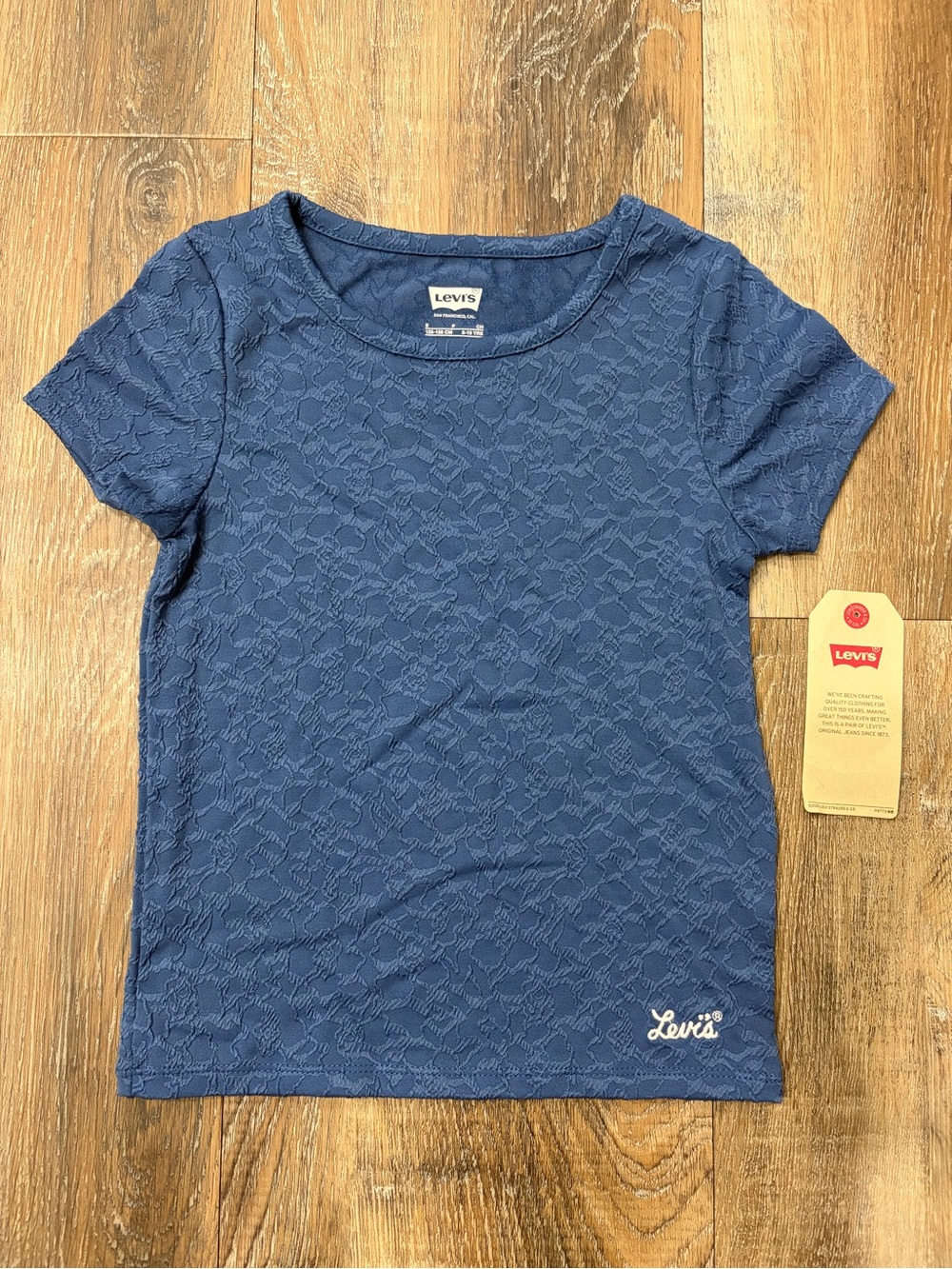 Levi's Navy Textured Short Sleeve Tee, Girls size small, NWT!